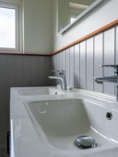 Spacious 5-Bedroom Hillcrest House - 2