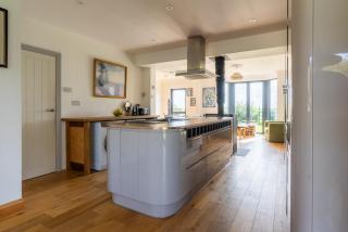 Spacious 5-Bedroom Hillcrest House - 0