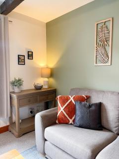 Borders Retreat, Cosy 1 Bed Flat - 3miles from M6 Jct45 - near A75, Gretna & Carlisle - 2