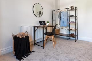 5BR - House - Hot Tube - Airport - A38-A50 - Parking - 5