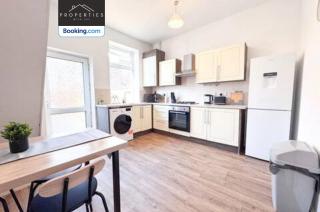 Modern 3BDR House By Properties With Joy Short Lets & Serviced Accommodation Manchester With Free WiFi & Free Parking - 8