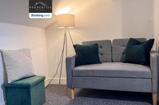Modern 3BDR House By Properties With Joy Short Lets & Serviced Accommodation Manchester With Free WiFi & Free Parking - 4