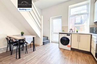 Modern 3BDR House By Properties With Joy Short Lets & Serviced Accommodation Manchester With Free WiFi & Free Parking - 3