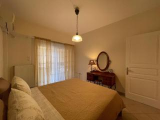 Cozy 1-Bedroom Apartment with Garden Patio, 2 min to Metro, Central Athens - 4