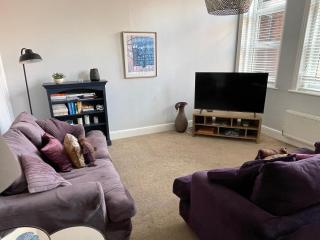 Contractors Business and Families enjoy Fast WiFi Large Screen Smart TV and SKY Sports in this Spotless apartment - 6