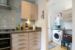 Spacious 4-Bed Home with Parking in Ness Village by Rework Accommodation - Neston - 7