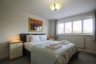 Spacious 4-Bed Home with Parking in Ness Village by Rework Accommodation - 4