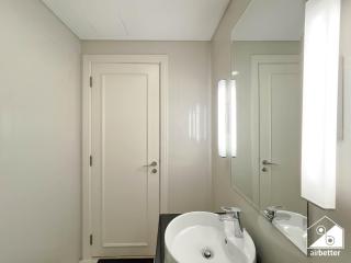 Elegant 2-Bed Retreat, Stunning Downtown Views - 9