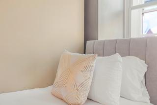 6 Ensuite Bed Apartment in Prime Location - 7