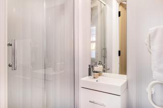 6 Ensuite Bed Apartment in Prime Location - 5