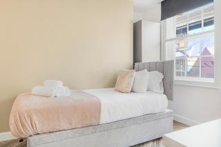6 Ensuite Bed Apartment in Prime Location - 3