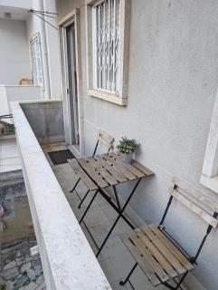 Charming D'Ourique 3-Bedroom Apartment with Private Balcony in Central Campo de Ourique, Lisbon - 2