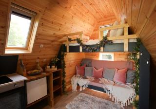 Sycamore Lodge with Hot Tub- Quirky & Romantic - 5