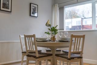 House - Sleeps 5 - Pet friendly - Parking - Garden - 5