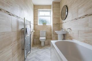 House - Sleeps 5 - Pet friendly - Parking - Garden - 2