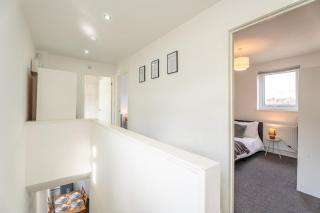 Modern 3BR House Free Parking Sleeps 8 - 1