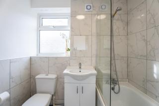 Elegant 3BR House Free Parking-Sleeps 8 - 3