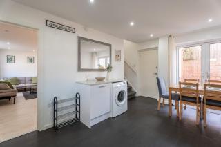 Modern 3BR with Parking Near Central Leeds - 4