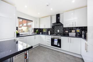 Modern 3-Bedroom Living in Vibrant Stratford, E15 - 6
