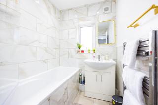 Modern 3-Bedroom Living in Vibrant Stratford, E15 - 2