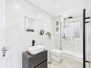 Radiant & Modern 2 Bedroom Flat Sleeps 8 - 2