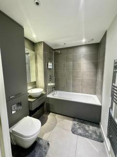 Stylish Apartment with Balcony & Views - 4