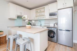 Coastal City Vibes - Stylish 2-Bedroom - 9