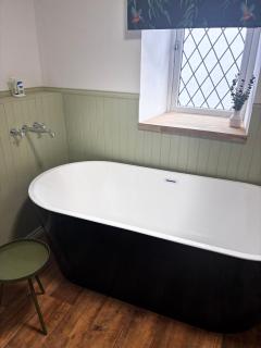 Spacious 3-Bedroom Home in Town Sleeps 5, Free Parking - 9