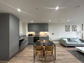 Luxury City Retreat with Pool, Sauna & Gym - 6