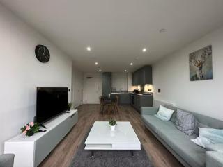 Luxury City Retreat with Pool, Sauna & Gym - 3