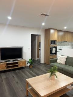 Modern 3-Bedroom Home, Belconnen Free Parking - 7