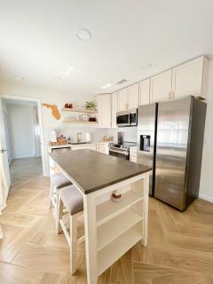 Waterfront retreat with kayaks, walk to the beach - 6