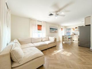 Waterfront retreat with kayaks, walk to the beach - 7