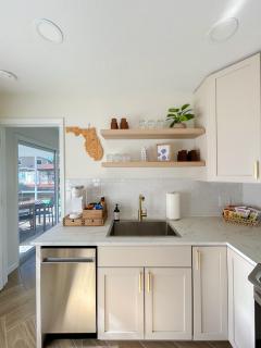 Waterfront retreat with kayaks, walk to the beach - 4