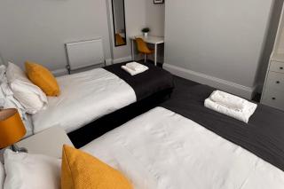 House - Sleeps 6 - Pet friendly - Garden - Parking - 8