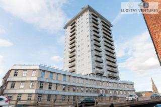 Stylish 2 Bed 2 Bath Apartment - Sleeps 5 - 3 Mins to St Margarets Station & Highcross - Free Parking - 3