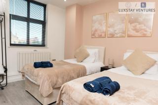 Stylish 2 Bed 2 Bath Apartment - Sleeps 5 - 3 Mins to St Margarets Station & Highcross - Free Parking - 7