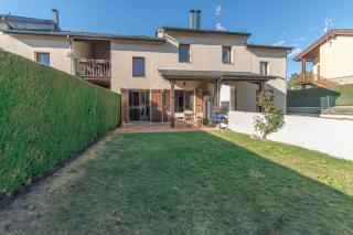 House with garden and fireplace - 4