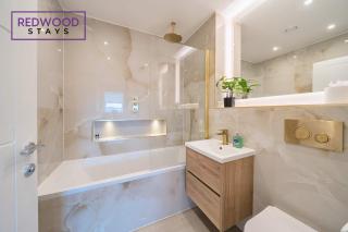 Brand New Town Center FREE FAST WiFi Balcony by Redwood Stays - 5