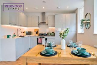 Brand New Town Center FREE FAST WiFi Balcony by Redwood Stays - 3