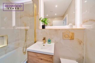 Brand New Town Center FREE FAST WiFi Balcony by Redwood Stays - 2