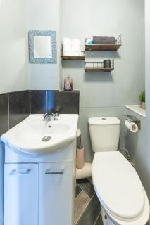 Modern Central Apartment by Meadows 9 - 4