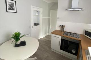 House - Sleeps 6 - Pet friendly - Parking - 8