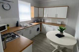 House - Sleeps 6 - Pet friendly - Parking - 7