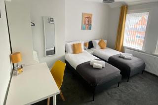 House - Sleeps 6 - Pet friendly - Parking - High Heaton - 6