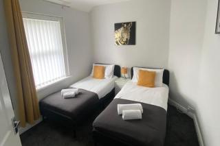 House - Sleeps 6 - Pet friendly - Parking - 4