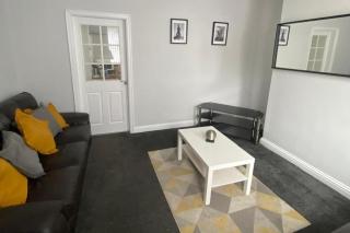 House - Sleeps 6 - Pet friendly - Parking - 2