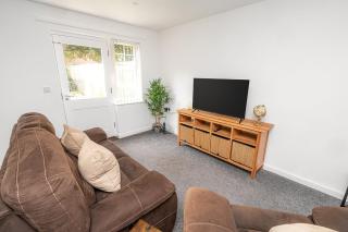 Modern 2-Bed Home with Driveway – Basingstoke - 0