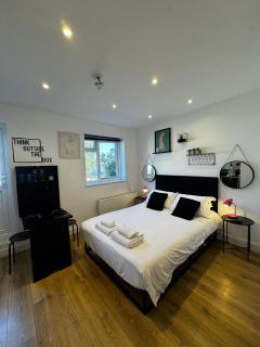 Townhouse Studio with Kitchen & Ensuite - Great Location - 2