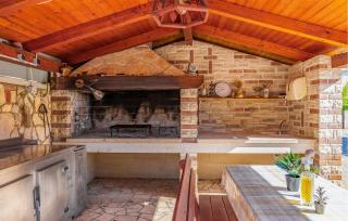 Amazing Apartment In Banjole With Wifi - 4